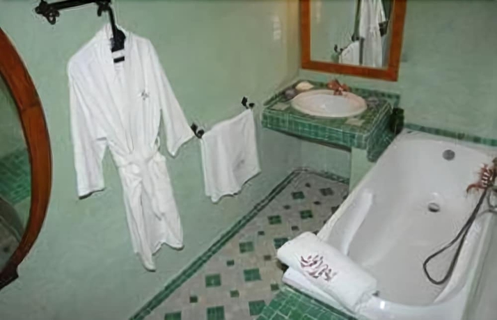 Imagen de la habitación del Riad Alhambra, El Harhoura. Foto 17