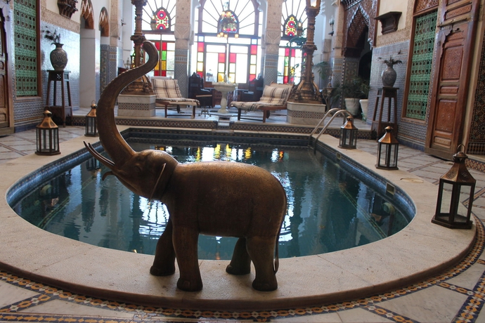 Imagen de la piscina del Riad Arabesque, Fez. Foto 16