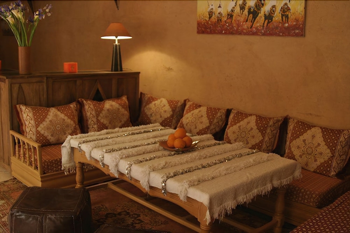 Imagen de los interiores del Riad Azenzer. Foto 17