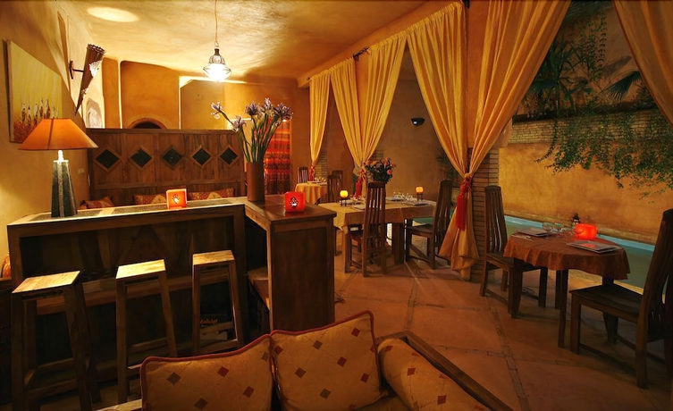 Imagen del bar/restaurante del Riad Azenzer. Foto 2