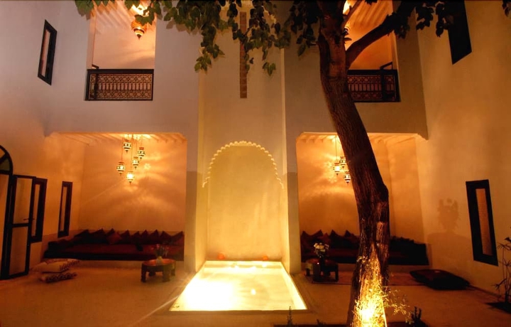 Imagen de la piscina del Riad Davia, Medina. Foto 16