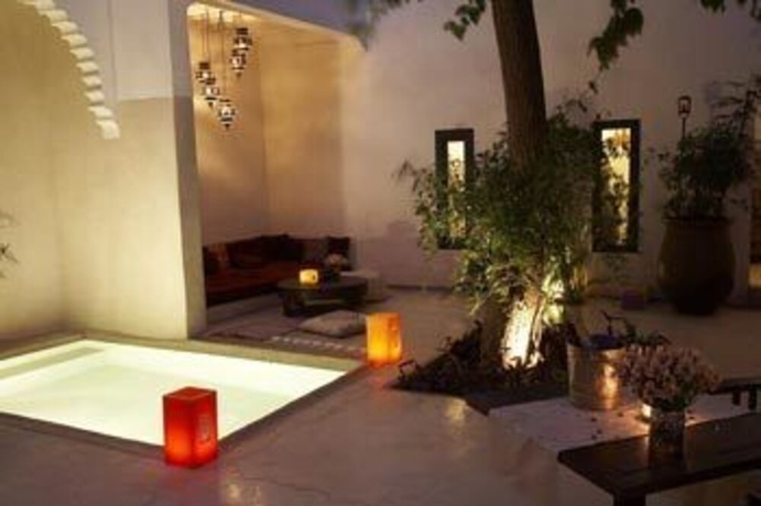 Imagen de la piscina del Riad Davia, Medina. Foto 17