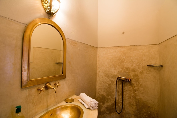 Imagen de la habitación del Riad El Gnaouia. Foto 16