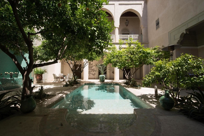 Imagen de la piscina del Riad Emberiza Sahari. Foto 16