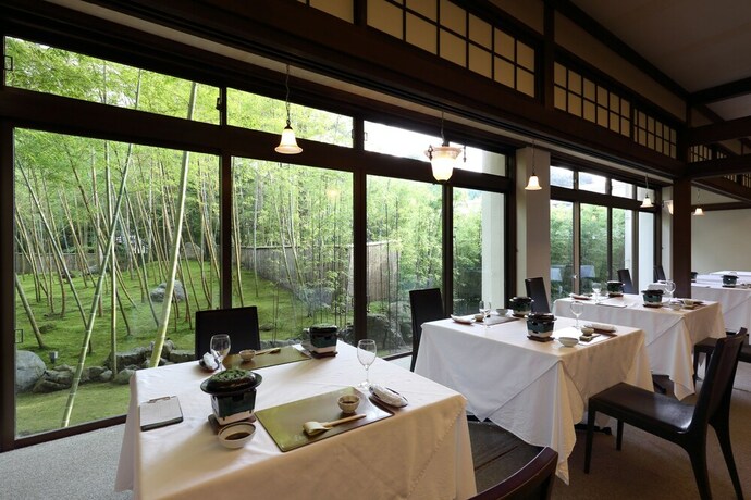 Imagen del bar/restaurante del Ryokan Livemax Resort Yuhigaura Kitu Onsen. Foto 21