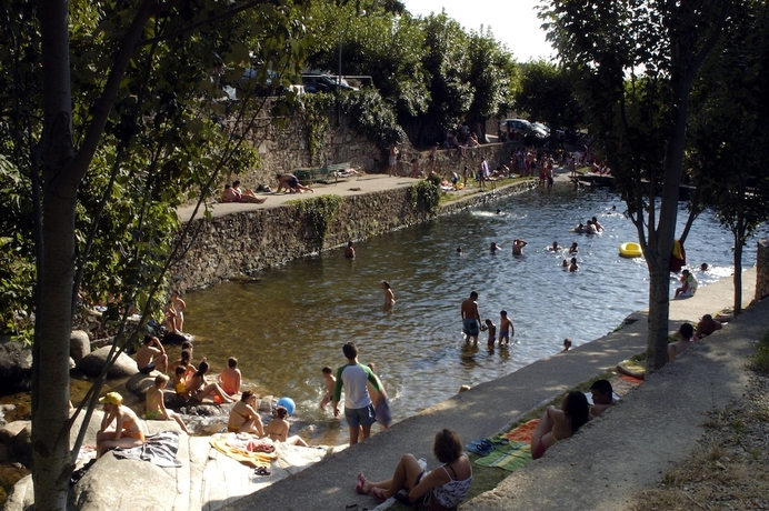 Imagen de la piscina del Villa Casas Rurales Acebuche. Foto 17