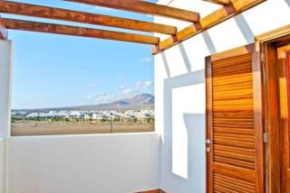 Imagen de los exteriores del Villa Christina, Playa Blanca. Foto 7