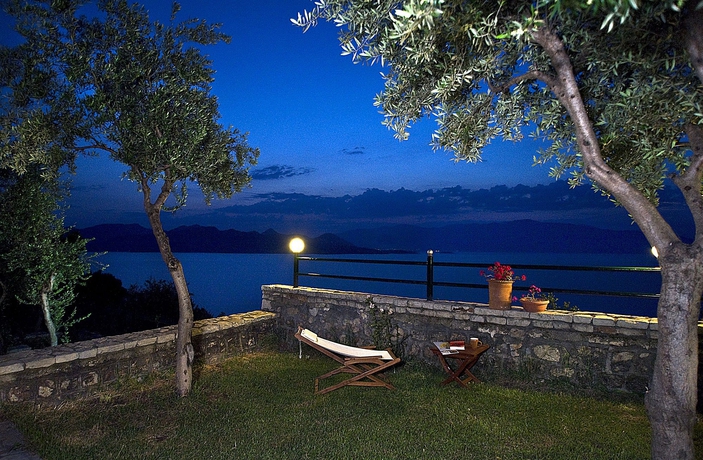 Imagen de los exteriores del Villa Magemenou. Foto 13