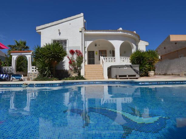 Imagen general del Villa Rojales Villa with Jacuzzi. Foto 1