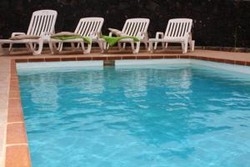 Imagen de la piscina del Villa Villas Los Claveles. Foto 4