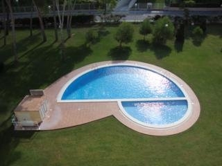 Imagen de la piscina del Viviendas Turísticas Vacacionales Agua Golden Pineda. Foto 6