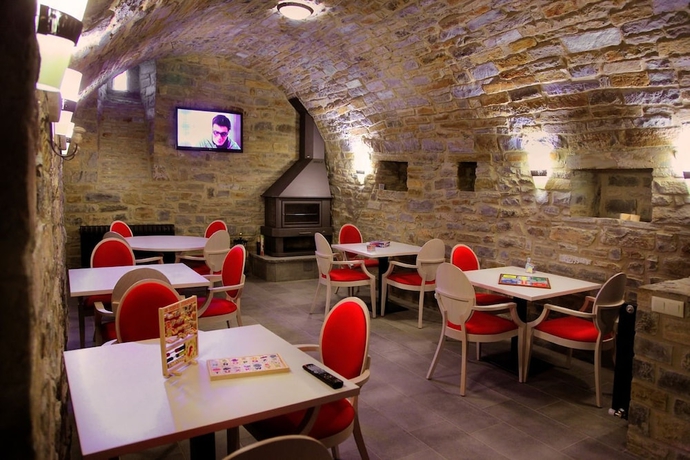 Imagen del bar/restaurante del Viviendas Turísticas Vacacionales Casa Pirineo, Ainsa. Foto 2