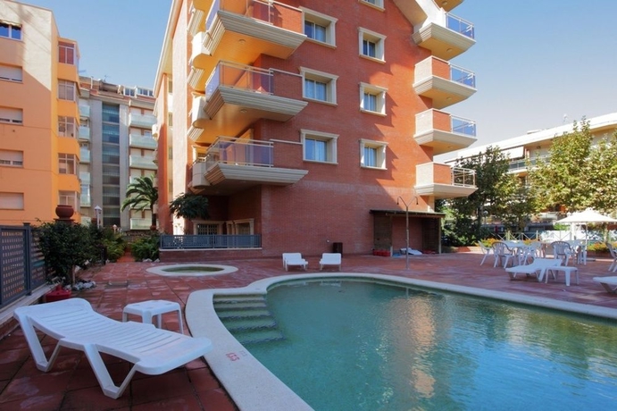 Imagen de la piscina del Viviendas Turísticas Vacacionales Imperial Salou Apartments. Foto 12