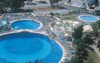 Imagen de la piscina del Viviendas Turísticas Vacacionales Isla de Rosas. Foto 2