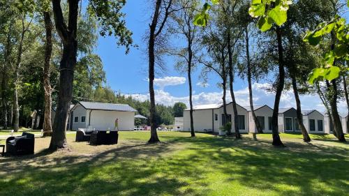 Imagen de los interiores del Viviendas Turísticas Vacacionales Lumi Resort Domki letniskowe z podgrzewanym basenem. Foto 7