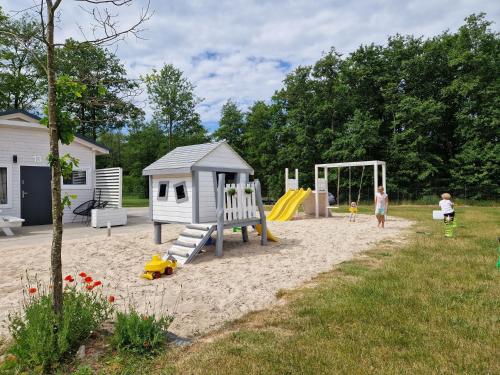 Imagen de los interiores del Viviendas Turísticas Vacacionales Lumi Resort Domki letniskowe z podgrzewanym basenem. Foto 10