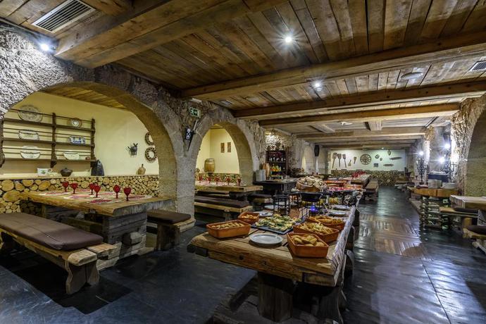 Imagen del bar/restaurante del Viviendas Turísticas Vacacionales Luna Chalets Da Montanha. Foto 3