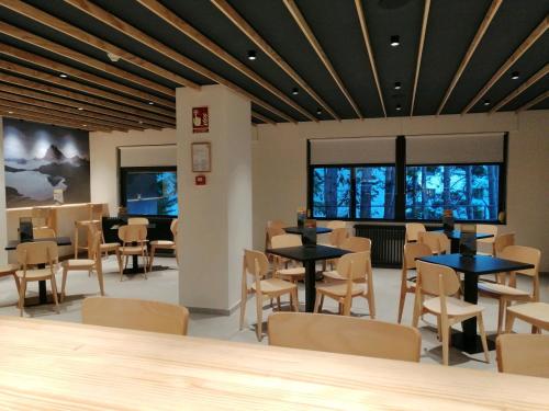 Imagen del bar/restaurante del Viviendas Turísticas Vacacionales Midi 3000. Foto 3