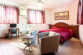 Imagen de la habitación del Viviendas Turísticas Vacacionales Mons Aureus Resort. Foto 4