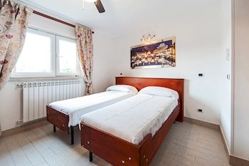 Imagen de la habitación del Viviendas Turísticas Vacacionales Mons Aureus Resort. Foto 5