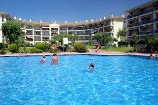 Imagen de la piscina del Viviendas Turísticas Vacacionales Olympic 92 Golf de Sant Jordi. Foto 2