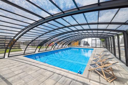 Imagen de la piscina del Viviendas Turísticas Vacacionales RResort - nowe domki z PODGRZEWANYM Basenem, WiFi, parking w cenie!. Foto 11