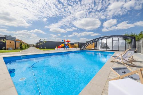 Imagen de la piscina del Viviendas Turísticas Vacacionales RResort - nowe domki z PODGRZEWANYM Basenem, WiFi, parking w cenie!. Foto 12