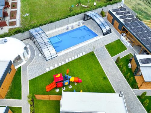 Imagen de los interiores del Viviendas Turísticas Vacacionales RResort - nowe domki z PODGRZEWANYM Basenem, WiFi, parking w cenie!. Foto 9