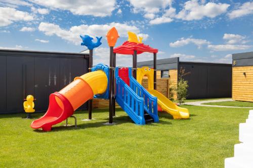 Imagen de los interiores del Viviendas Turísticas Vacacionales RResort - nowe domki z PODGRZEWANYM Basenem, WiFi, parking w cenie!. Foto 10