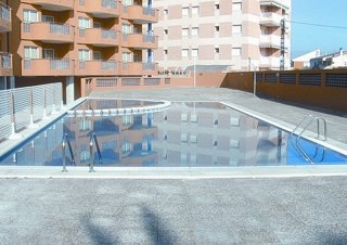 Imagen de la piscina del Viviendas Turísticas Vacacionales SOL TRITON. Foto 3