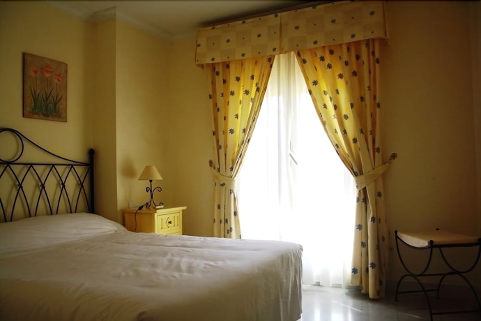 Imagen de la habitación del Viviendas Turísticas Vacacionales Señorío de Aloha. Foto 4