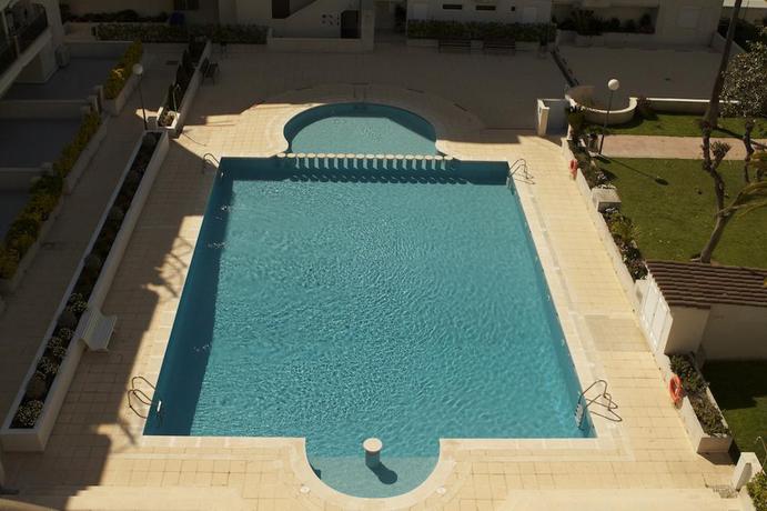 Imagen de la piscina del Viviendas Turísticas Vacacionales Somni Cambrils. Foto 10