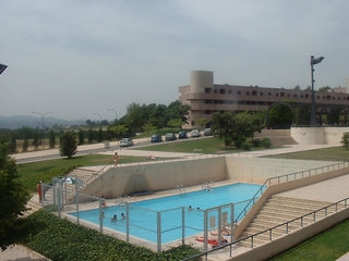 Imagen de la piscina del Viviendas Turísticas Vacacionales Vila UAB. Foto 10