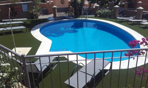 Imagen de la piscina del Viviendas Turísticas Vacacionales Villa Las Lomas De Marbella. Foto 6