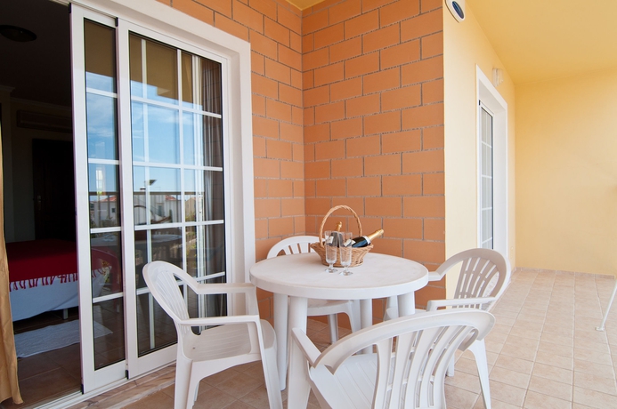 Imagen de los exteriores del Viviendas Turísticas Vacacionales Villas Barrocal. Foto 10