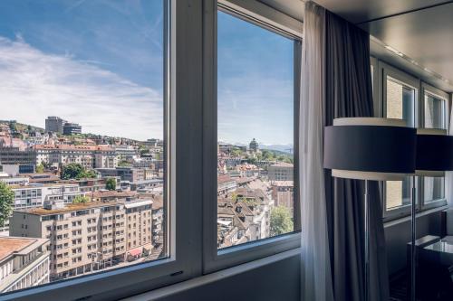 Habitación Deluxe con cama extragrande - Edificio principal del hotel Zurich Marriott. Foto 1
