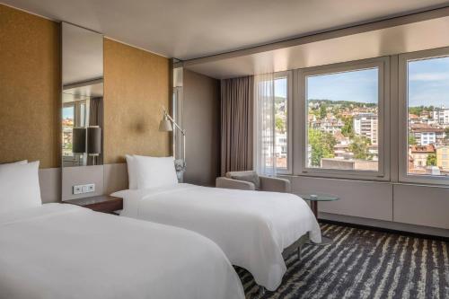 Habitación Deluxe doble en edificio principal del hotel Zurich Marriott
