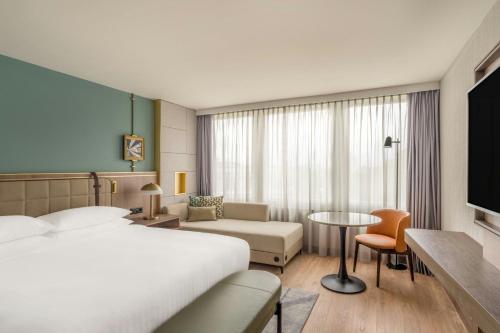 Habitación Club con cama extragrande y acceso al club lounge del hotel Zurich Marriott