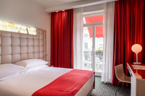 Habitación doble con vista superior y balcón del hotel St Gotthard. Foto 1