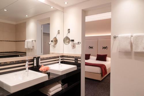 Habitación Deluxe con vista superior y balcón del hotel St Gotthard