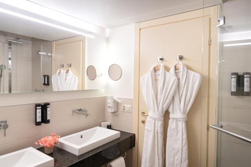 Habitación Deluxe con vista superior y balcón del hotel St Gotthard. Foto 3