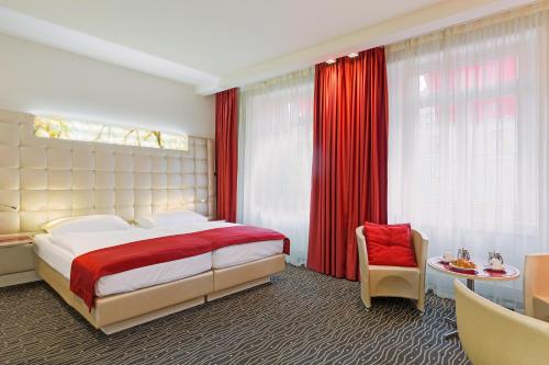 Habitación doble con vista superior y balcón del hotel St Gotthard. Foto 1