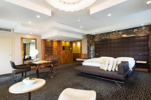 Suite con Balcón del hotel St Gotthard. Foto 1