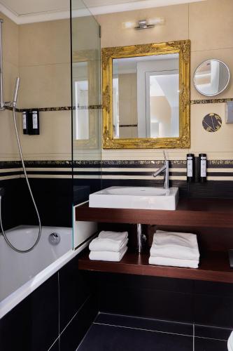 Habitación Deluxe con vista superior y balcón del hotel St Gotthard. Foto 3