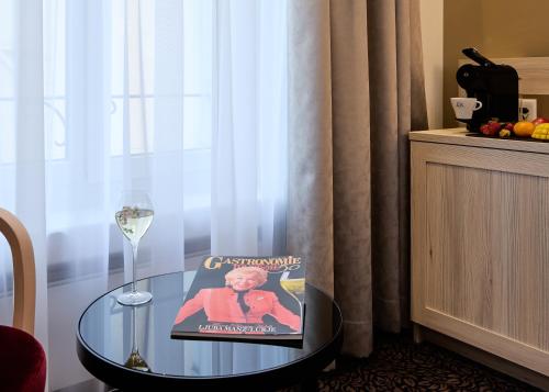 Habitación Deluxe con vista superior y balcón del hotel St Gotthard. Foto 7
