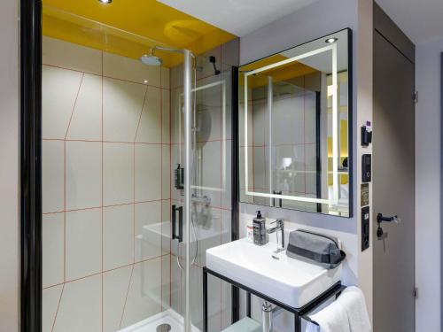 Habitación Estándar - 2 camas individuales y 1 sofá cama del hotel Ibis Styles Zurich City Center. Foto 3