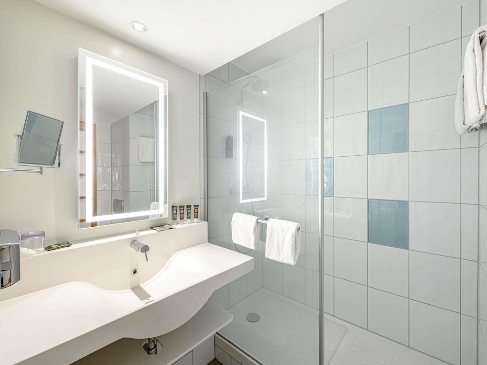Habitación superior, 1 cama de matrimonio del hotel Novotel Zurich City West. Foto 5