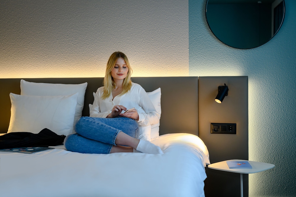 Habitación ejecutiva, 1 cama de matrimonio con sofá cama del hotel Novotel Zurich City West. Foto 1