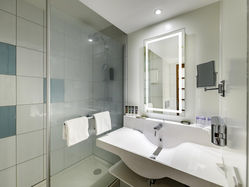 Habitación superior, 1 cama de matrimonio del hotel Novotel Zurich City West. Foto 6