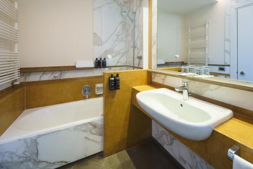 2 Habitaciones Dobles comunicadas del hotel Exe Majestic. Foto 1